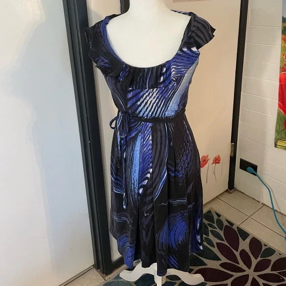 Ruffle collar sleeveless blue and black dress with tie belt - Picture 2 of 10
